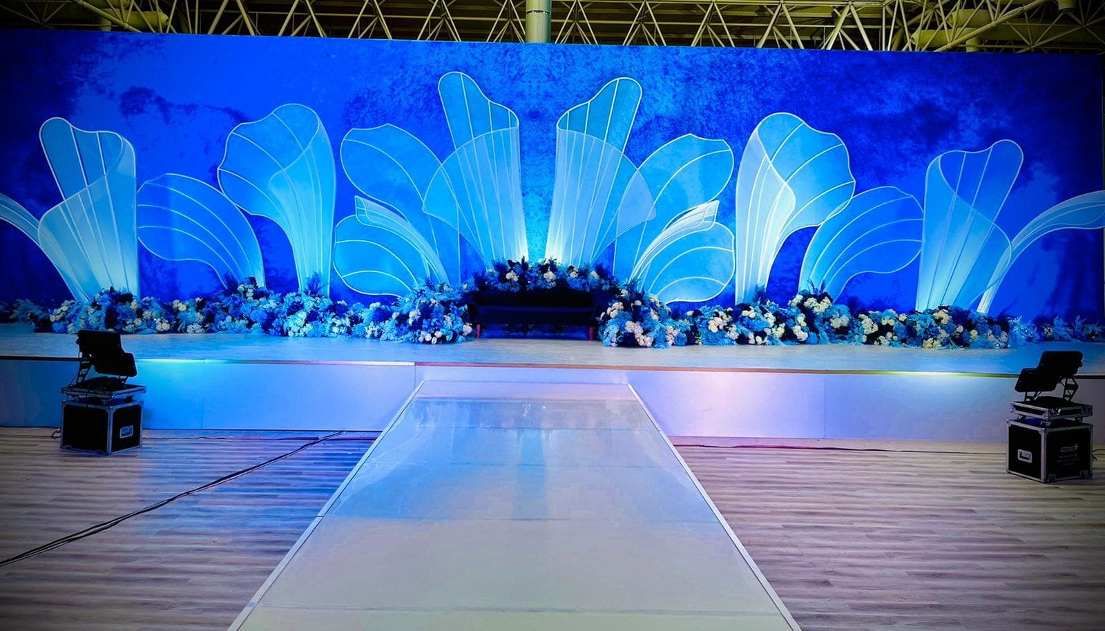  ديليزيا العين -  كوشات اعراس فخمة  | أفكار كوشات اعراس فخمة | تصاميم كوشات |  ديكور كوشات ورد طبيعي

                        كوشة اعراس مزينة بورود زرقاء مع إضاءة تُضفي أجواء رومانسية     